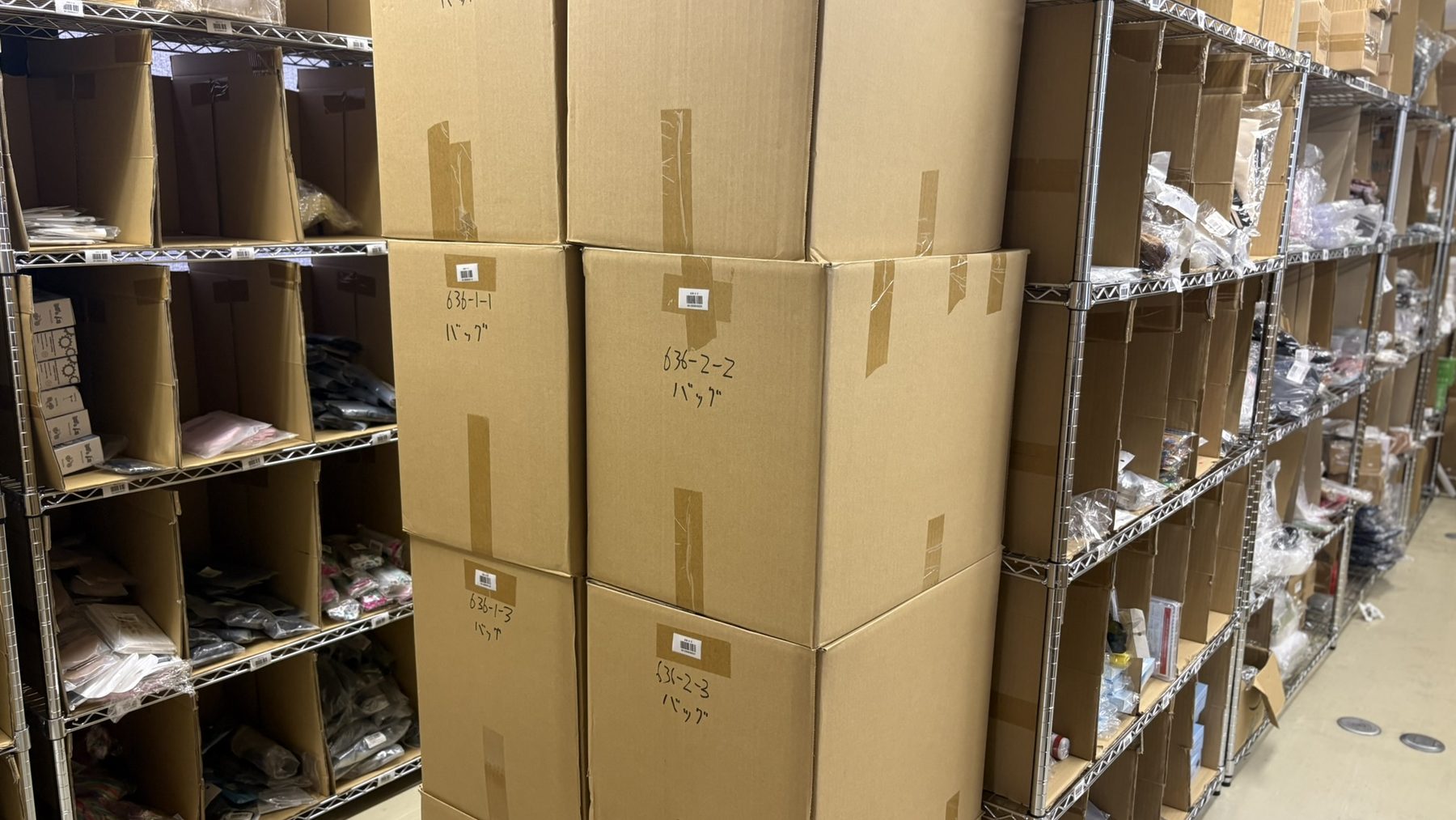 倉庫の棚と、出荷を待つ段ボール